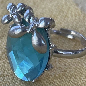 Ring  - Ring med vacker  acryl Sten och små fjärilar one size passar alla . 