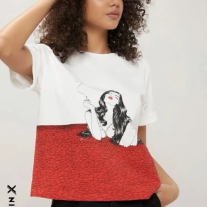 T-shirt med kvinna - Från shein. Endast provad. 