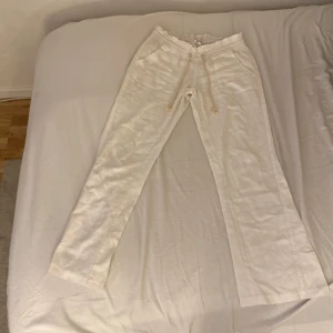 Roxy linnebyxor  - Ett par nästan oanvända vita linnebyxor i storlek xs från Roxy.