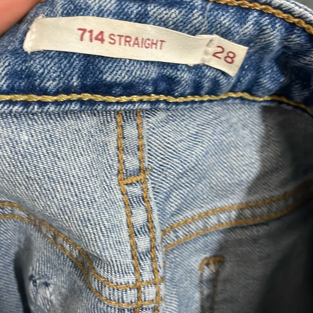 Fina Levis byxor som jag har gjort en egen design på . Jeans & Byxor.