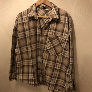 Skjorta - En jättefin skjorta som har använts som en kofta på sommaren. Tunn i materialet men inte see through🌸