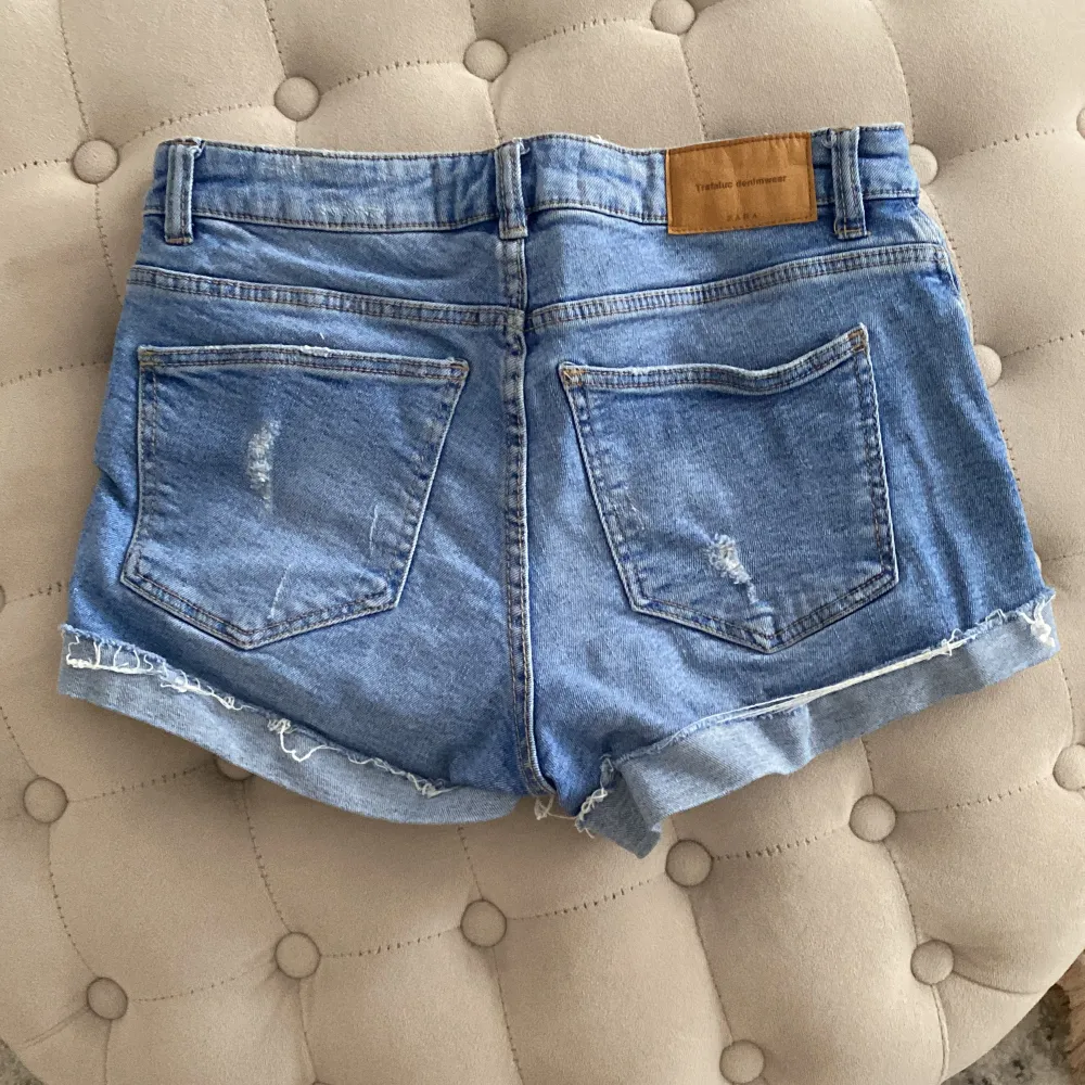 Shorts från Zara i storlek XS, inga skavanker . Shorts.