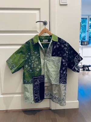 Kenzo kortärmad skjorta paisley - Helt nya skick  storlek M och passar i Large också  Finns hämta i Stockholm eller frakt 