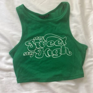 Linne - Säljer denna croptop med coolt tryck! Använd fåtal gånger <3