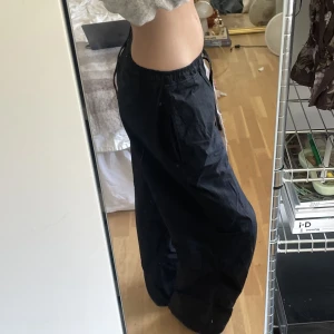 Cargo, parachute pants  - Jättebra skicka och nice material till sommaren. Köpta förra året, har använt cirka 5 gånger. Jag är 170 cirka 