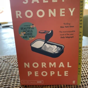 Normal people  - Säljer denna mycket populära boken. Mycket bra skick, endast en liten skada (bild 3). 💓
