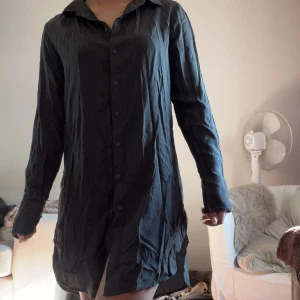 Skjortklänning  - Skjortklänning från Lindex i storlek XS. Oanvänd med prislappen kvar. Mjukt tyg och lagom lång. (Jag är 162cm) Färgen är lite mer klar än vad som syns på bild. Ber också om ursäkt att den är skrynklig!