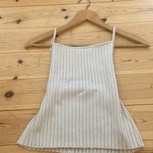 Beigt ribbat linne  - Supersnyggt beigt linne😍! Aldrig användt. Perfekt för stranden eller picknicks. Säljer pga ingen användning 