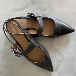 Svarta ballerina slingbacks från & other stories storlek 38 - Spetsiga svarta ballerina slingbacks / låga klackar från & Other stories. Den mest perfekta skon nu till sommaren men är tyvärr för små för mig som är en 39a i vanliga fall så endast använda två gånger. 