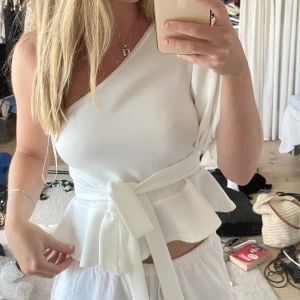 One shoulder 36 - Från Booho. Använd enstaka gång. Bra skick. För fler bilder skicka ett meddelande💖
