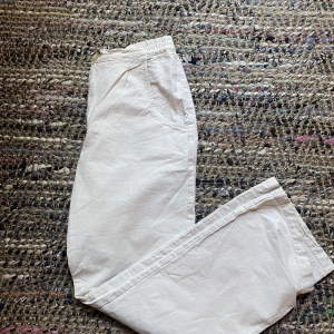 Fina byxor från djerf avenue  - Så fina byxor i storlek S som är ifrån djerf avenue. Säljer då jag ej använder dom. Har inga synliga defekter. Dom passar många olika storlekar. Pris kan diskuteras. Skriv till mig vid frågor eller intresse!💕