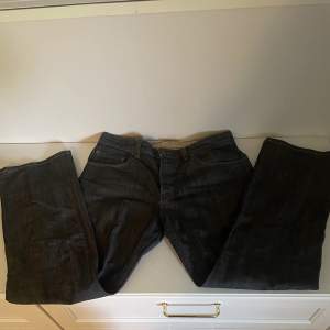 Timberland jeans i bra skick, endast två små fläckar som säkert går bort i tvätten. Timberland är ett väldigt bra märke. Dem här är svarta med brun tråd vilket ger ett väldigt vintage utseende på dem. Storlek 42.