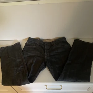 Timberland jeans - Timberland jeans i bra skick, endast två små fläckar som säkert går bort i tvätten. Timberland är ett väldigt bra märke. Dem här är svarta med brun tråd vilket ger ett väldigt vintage utseende på dem. Storlek 42.