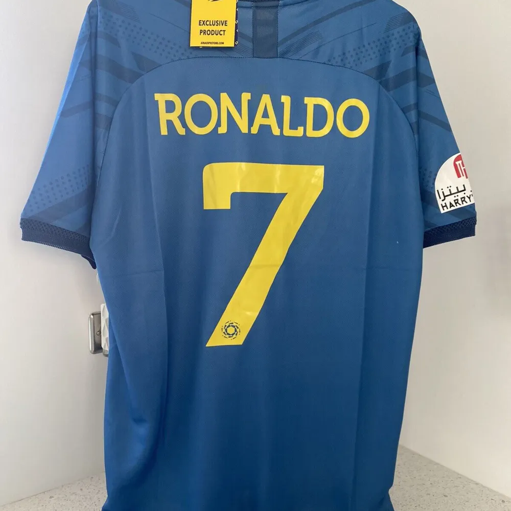 Al Nassr bortaställ för säsongen 22/23 med Ronaldo 7 tryck på baksidan finns k storlek S.. T-shirts.