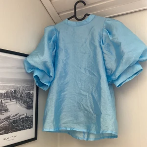 Blå topp - En blå topp från vila som alldrig är använd! 