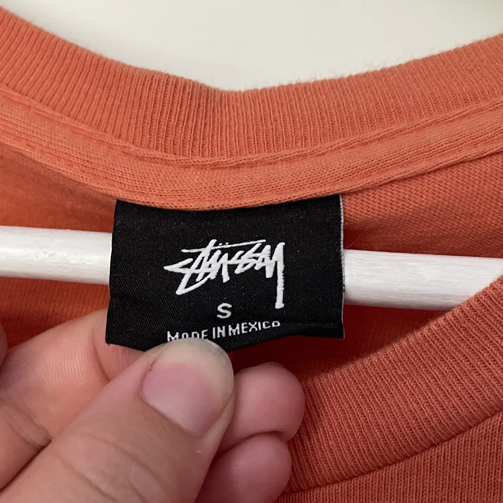 Fin begagnad stussy t-shirt. Storlek S. Trycket har blivit lite slitet med tiden men har mycket kvar att ge. Se bild för skick. . T-shirts.