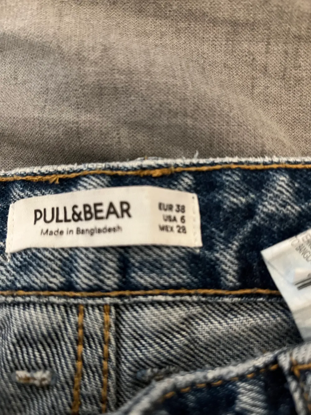 Säljer dessa mid waist blåa jeans ifrån pull & bear,köptes för 359kr, säljes för 200kr. Jeans & Byxor.