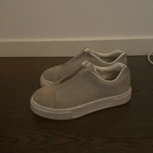 Gråa eytys -  Säljer mina jättefina gråa eytys som är i nyskick! de är knappt använda (Max 5ggr) Skorna har inga defekter och sulan är knappt smutsig, Dom har inga creesningar eller liknande. Nypris 2000 kr skriv för fler bilder eller frågor, pris kan diskuteras!❤️