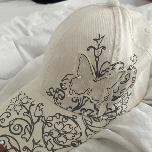 Keps - Söt y2k inspirerad keps från gran canaria❣️ aldrig använd, endast testad. Har själv satt på glitter, men går att ta bort.