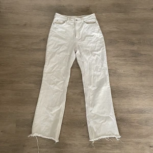 Ljusa jeans - Ljusa jeans i stl 38 🩵sparsamt använda så i fint skick. Går ner över skorna på mig som är 160 cm lång.