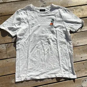 T-shirt från zara som är i storlek S. Sparsamt använd. Perfekt till sommaren!