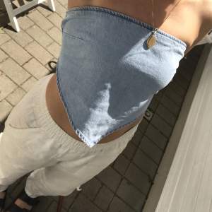 En jättecool bandeau topp i jeans från Zara, i storlek XS, aldrig använd i skick 9/10.