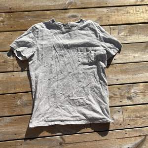Säljer även denna grå basic Morris tröjan i storlek M. Perfekt nu på sommaren!