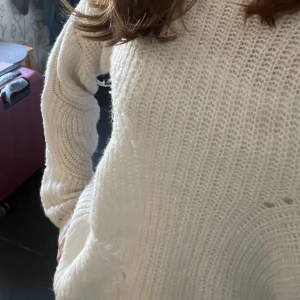 Vit stickad tröja  - Säljer denna jättefina stickade tröjan på grund av att jag inte använder den så ofta💕