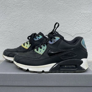 Nike AIRMAX - Nike air max. Köpta dyrt i hong kong!  Har börjat lossna färg längst kanterna men inget man speciellt tänker på.