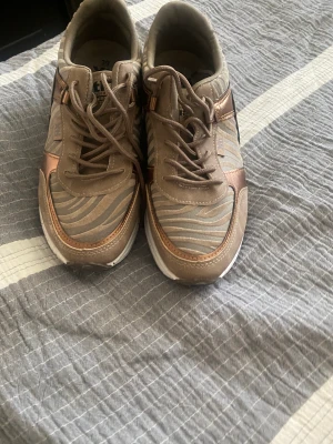 Sneakers  - Brun guld sneakers oanvänd 