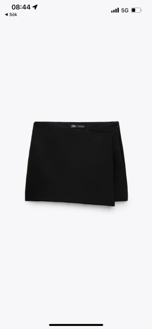 Helt ny kjol/shorts från Zara - Hej ny och oanvänd kjol/shorts från zara. Köpte och glömde lämna tillbaka, för små för mig. Helt oanvända med lappen kvar. Nypris 329kr.