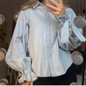 Jeansskjorta bikbok strl xs - Nästintill oanvänd jeansskjorta från bikbok i strl xs men passar s! (Lånad bild)