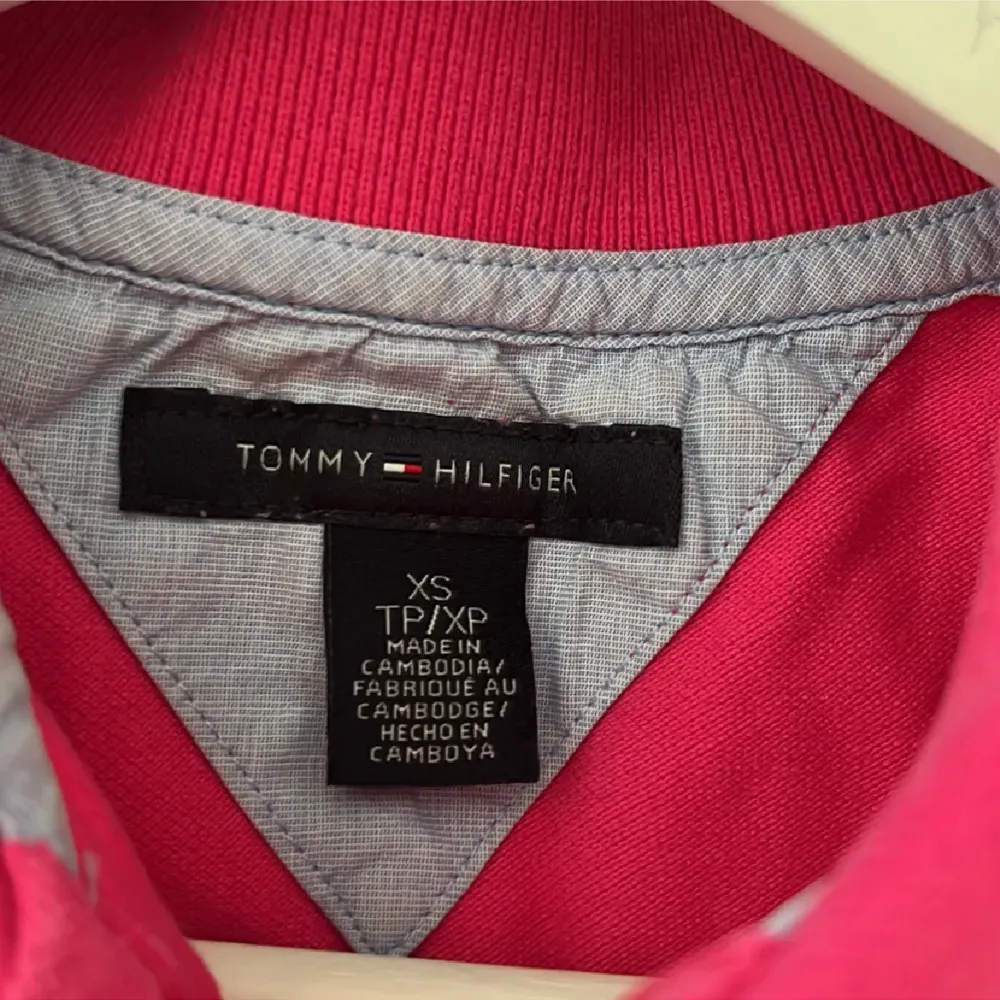 Tommy Hilfiger tröja, XS passar S. Fint skick! Fri frakt. . T-shirts.