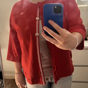 3/4 ärm röd kofta  - Röd kofta med tre knappar från Nala. Perfekt skick! Strlk 42/44