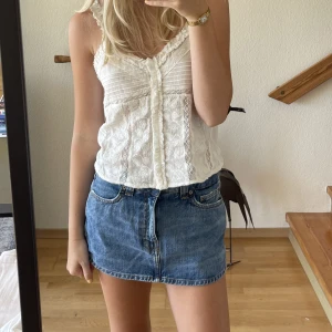 Mini kjol med shorts  - Säljer denna perfekta mini kjolen från zara som är shorts bakifrån! Den är så bekväm och passar perfekt om man vill ha en mini kjol men känner sig lite för obekväm med att den är kort!💘