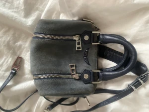 Zadig sunny bag  - Zadig Sunny bag xs  Väskan hr lite fläckar  Den är i blå färg och Väsk band tillkommer