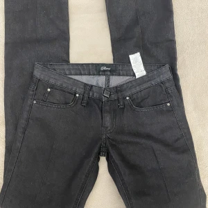 Lågmidjade jeans - Super snygga Jeans i strl 26 har ingen bild på då dom är alldeles för små. Har stenar på båda bakfickorna  
