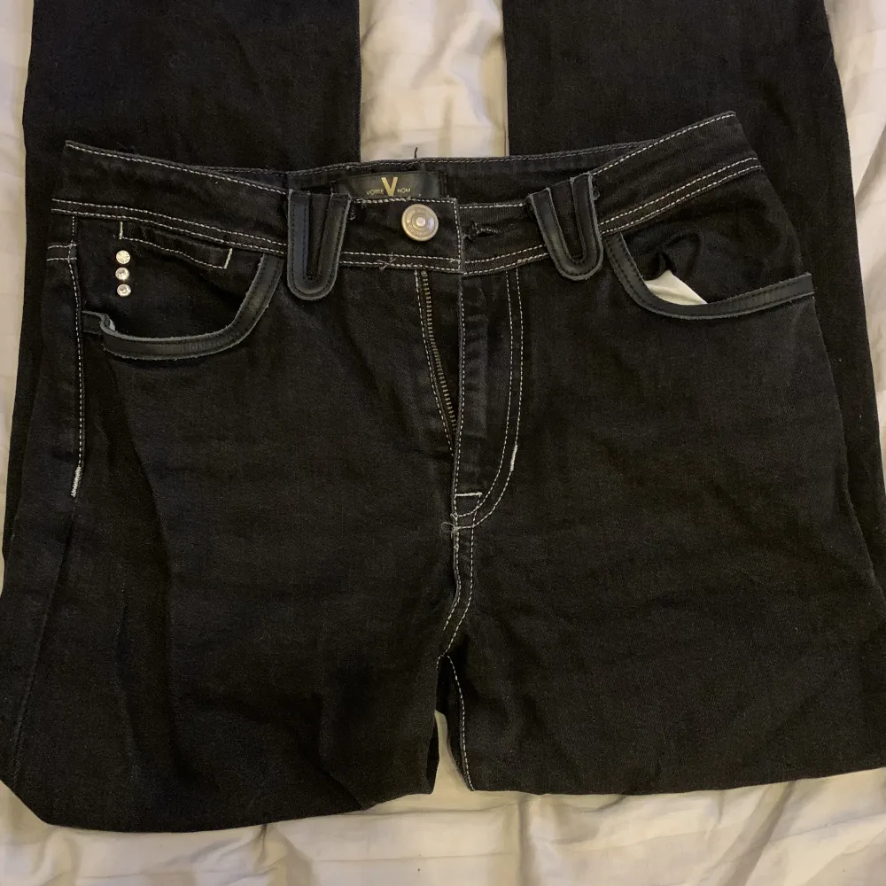 Super snygga jeans, med detaljerad bakficka och framficka, säljer då dom e för små, storlek 32🫶🏼. Jeans & Byxor.
