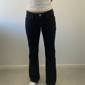 Lågmidjade bootcut jeans - Svart lågmidjade utsvänga Levis jeans🖤🖤midjemåttet är 82cm och innerbenslängden är 78cm⭐️
