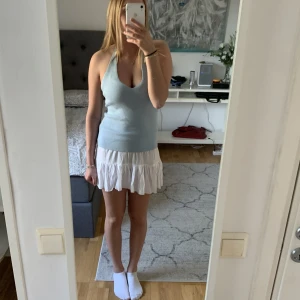 Stickad topp - Blå stickad halter neck topp i bra skick, säljer då den Inte kommer till användning 