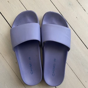 Lila tofflor/skor H&M x Chimi strl 38/39 - Lilla tofflor från samarbetet H&M x Chimi, passar strl 38/39