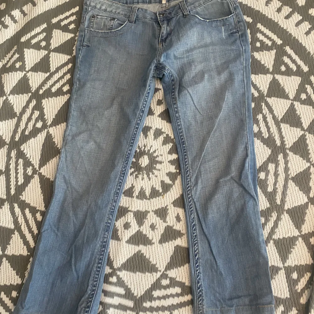 jätte fina lågmidjade jeans med tryck på bakfickorna aldrig använda enbart testade kom privat för bilder när de sitter på midjemått ca 75-77. Jeans & Byxor.