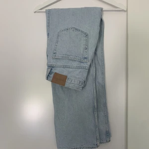 Weekday space jeans - Ett par sjukt feta jeans ifrån weekday i modellen space som varit slutsålda så länge jag kan minnas. Sjukt bra skick och passar perfekt till sommaren. Storlek 27/30. Bara att höra av er vid fler funderingar!