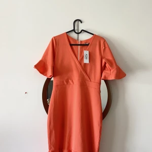 Kläning  - En jättefin och helt oanvänd orang kläning.