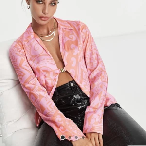 Satin skjorta - Cool skjorta som aldrig är använd, lappar kvar och allt. Storlek 36/38 Nypris 460, mitt pris 150kr🦋