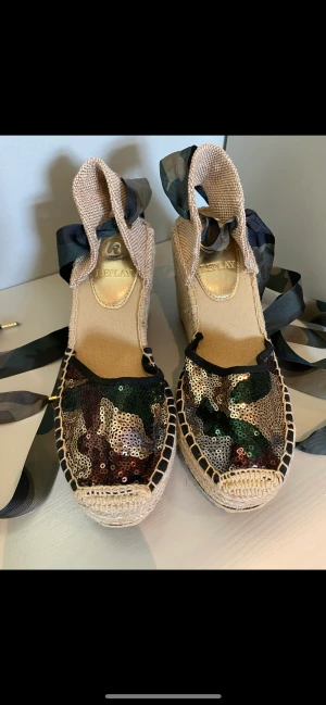 Skor kilklack - Helt oanvända kilklacksskor från Replay säljes för 600