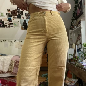 Gula manchesterbyxor  - Ett par gula manchesterbyxor från Monki💓💖