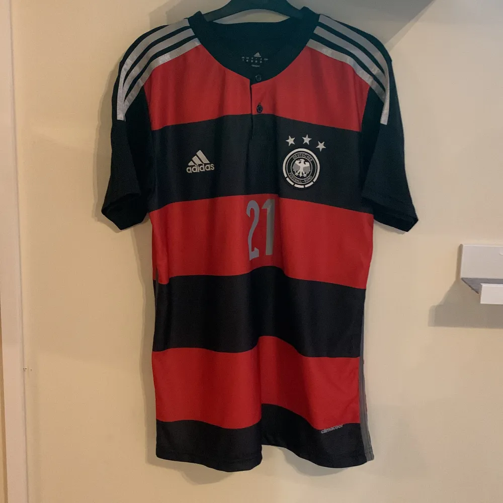 Säljer min Tyskland bortatröja från 2014 när landet tog sitt fjärde VM-guld. Marco Reus på ryggen och tröjan är i 10/10 skick. Givetvis äkta. Skjortor.