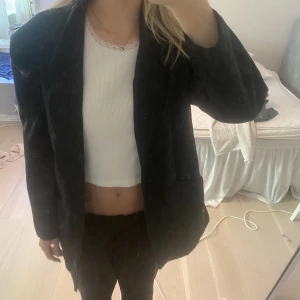 Svart blazer - Svart blazer med knappar och armpuffar. Frakt tillkommer! 