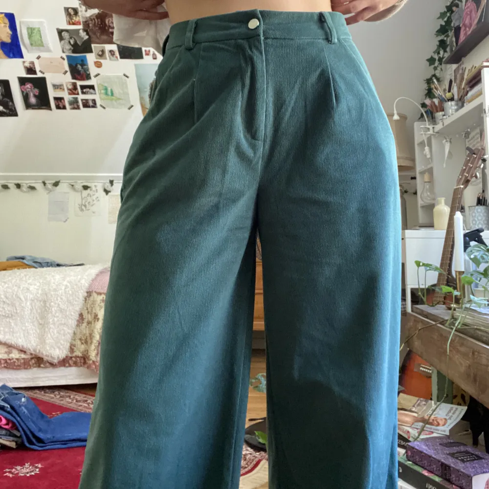 Ett par gröna manchesterbyxor från Shein💓. Jeans & Byxor.